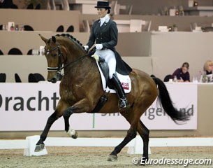 Jessica Buying on W Esther de Jeu (by Rousseau x Jazz)