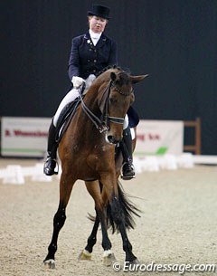 Australian Doreen Proos on Manoe (by Larno x Bustron). With that noseband this horse seems almost the spitting image of Bonfire