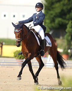 Italian Alice Campanella rides a one-handed extended trot on Flamenco Star