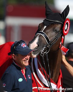 Valegro cuddles with groom Alan Davies :: Photo © Astrid Appels