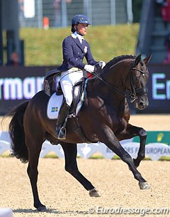 Minna Telde and the very expressive Santana rode a freestyle based on music by Queen. The horse seemed on Red Bull and was ridden over tempo in most of the movements, even though the silhouette was expressive and fresh