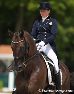 Eline de Coninck Borrey on Don Warohn (by Dormello)