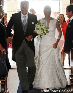 Paulo Caetano leading his daughter Maria to the altar for her marriage to Fernando Mouzinho Couceiro :: Photo © Rui Pedro Godinho
