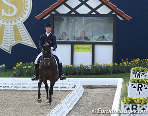 Simon Missiaen on Vradin. Each year the show organisation prettifies the arena with flowers. This year they chose daffodils