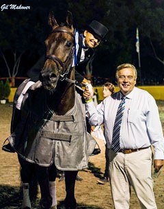 Ricki Rothschild Bahar and judge Peter Engel shake hands during the prize giving ceremony at the 2013 Maccabiah Games :: Photo © Gil Makover