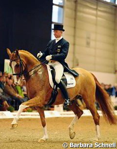 An old pair re-united: Hubertus Schmidt is back in the saddle of Donnelly and will be competing him for the 2013 show season. Emma Kanerva will be focusing on her three GP horses: Spirit, Santos and Heimliche Liebe