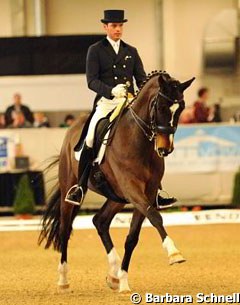 Thomas Wagner and Very Keen. This is very unspectacular (in the most positive sense of the word), very correct and very sympathetic riding. The horse still has to mature, but he is "very keen" to work with his rider.