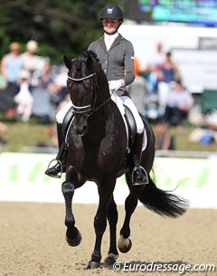 Dutch Marieke van der Putten on Emmy de Jeu's Che de Jeu (by Voice x Jazz). The black stallion was constantly tilted in trot and despite his expressive gaits was never really through in the connection