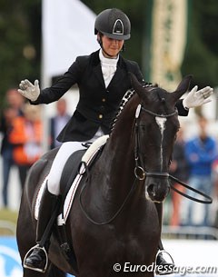 Johanna von Fircks gives Diabolo von Nymphenburg a big pat