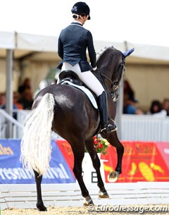 Swedish Martina Wikstrom on the promising Swedish bred Santiago (by Topaasch x Rubinrot). The gelding is a bit flat in the forehand, but was very obedient and working well from behind