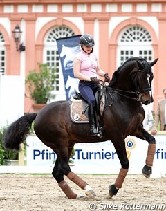 Jenny Lang schooling Loverboy in front of the Wiesbaden castle