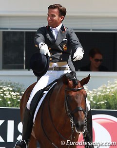 The pointing at the horse at the end of the test, also known as "The Anky Finger", is done by many riders. Here you see Jose Daniel Martin Dockx pointing at Grandioso