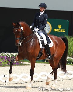 Laura Graves and Verdades were the best U.S. pair. The duo excelled with their softness and suppleness, but they missed the onset of the one tempi's and the stretched piaffe underwhelms despite the good rhythm