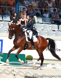 American Laura Graves and Verdades continue to storm to the top with their very nice, soft riding. Verdades showed fabulous half passes, pirouettes and an extanded walk. The piaffe remains to be an issue