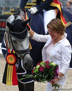 Ruth Klimke pats Belantis during the prize giving ceremony