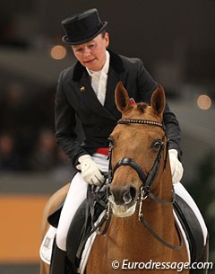 Marcela Krinke-Susmelj rewarding her dancing partner Lazander at the end of their test :: Photo © Astrid Appels