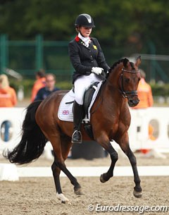 Alexandra Hellings on Der Kleine Lord. They won bronze in the individual, but in the kur the 8-year old was tired and not as expressive. The pony leaned more on the hand and got croup high. 