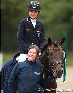 Lea Luise Nehls on De Long, flanked by De Long's breeder Sabine Olnhoff