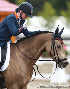 Lisanne Zoutendijk gives Champ of Class a big pat :: Photo © Astrid Appels