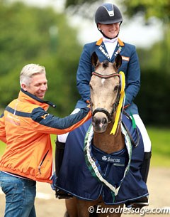 Lisanne Zoutendijk and her father celebrate the bronze