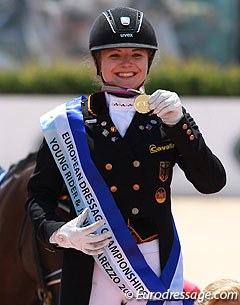 Anna Christina Abbelen proudly shows her gold medal