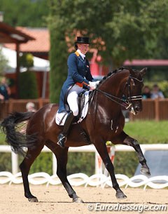 Dutch Stephanie Kooijman and Winston unfortunately lost their chance for a medal after two big mistakes: a break into canter in the extended trot and dropping out of canter after a failed left pirouette