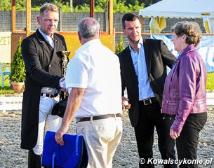 Tomasz Kowalski receives a trophy for Best Foreign Rider at the CDI Fot