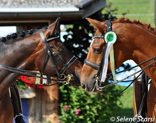 Dorina greeting her neighhbour in the prize giving