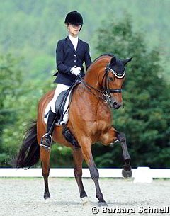 Helen Erbe riding Juliette Piotrowski's former Young Rider's horse Dornfelder