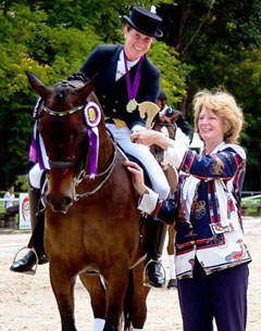 Sarah Waddell and Livello get the trophy for winning the Grand Prix at the 2014 CDI Sao Paulo and Brazilian Championships :: Phoot © Monteiro