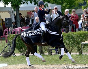 Charlotte on Uthopia, waving to the crowds