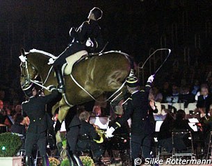 Traditional display "The Living Pillars" in which the sauteurs show the airs above the ground. A rider must sit without stirups and arms crossed behind the back to prove his stickability.