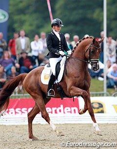 Emmelie Scholtens on the tall, long legged Estoril (by Zhivago x Gribaldi). The horse got quick and unbalanced in the trot lengthening and broke into canter, but the walk was well regulated