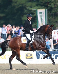 Dutch Patrick van der Meer on the tall and long legged Don Diego (by Lord Leatherdale x Krack C). The bay gelding has a wonderful trot and scopy canter, but he ground his teeth, was tense, strong in the hand and didn't walk properly.