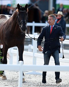 U.S. team trainer Robert Dover presenting Tina Konyot's Calecto V