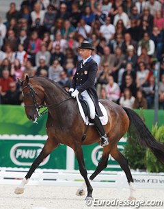 Steffen Peters and Legolas struggled with the regularity in the rhythm today. The nose could have come a bit more out as well. The piaffe and passage work was very much off the ground