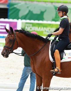 Valentina Truppa wears interesting boots.. Are they leather or wooden?!