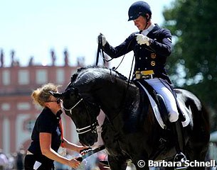 Groom Dagmar Kallenberg preparing Totilas to go into the show ring