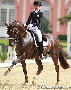 Sanneke Rothenberger had a very difficult ride on Favourit, who really abandoned her in the test, going deep, behind the leg and refusing to piaffe. 