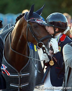 Rebecca Bell kissing Valido's Sunshine