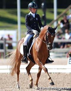 Nina Zennaro on Duesmann :: Photo © Astrid Appels