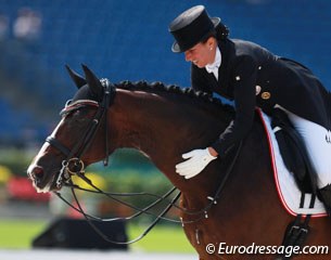 Astrid Neumayer pats Rodriguez