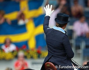 Tinne Vilhelmson waves to the Swedish fans in Aachen