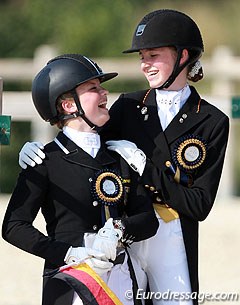 Paulina Holzknecht and Semmieke Rothenberger share a laugh