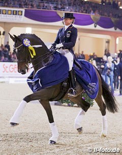 Dorothee Schneider and Santiago win the 2015 Nurnberger Burgpokal Finals :: Photo © LL-foto