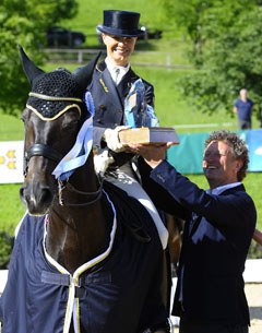 Victoria Max-Theurer receives the Manfred Swarovski Trophy from Klaus Haim at the 2015 CDI Fritzens :: Photo © Max Schreiner