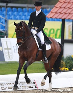 Daniel Bachmann took over the ride on Loxana from Maria Anita Andersen. Daniel showed incredible sensible riding on the bay mare who still gets sour in the half passes and tempi's but looked more willing to please in general