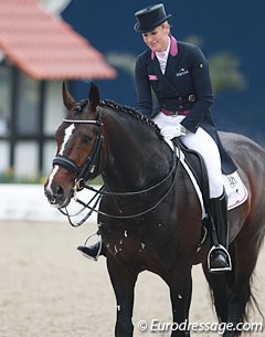 A relaxed and happy Spirit of the Age OLD leaves the show ring on the long rein in walk :: Photo © Astrid Appels