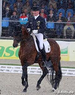 Hubertus Schmidt riding Imperio in the pouring rain