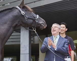 IOC President Thomas Bach was greeted at the FEI Headquarters by the stallion Sarango after meetings with an FEI delegation headed by President Ingmar De Vos and Secretary General Sabrina Zeender